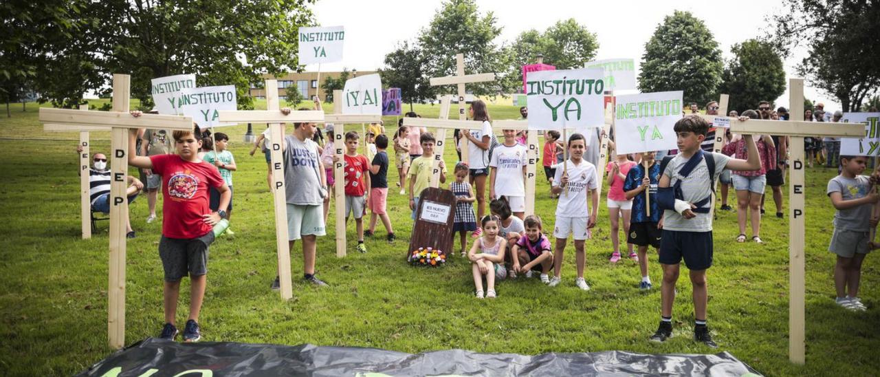 Alumnos de los colegios de La Corredoria, durante una protesta en la parcela donde se va a construir el nuevo Instituto de Educación Secundaria. | Irma Collín