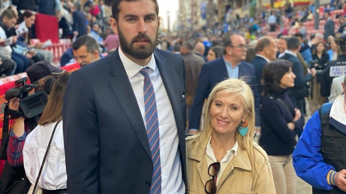 El presidente regional de Vox y candidato a la presidencia de la Región de Murcia, José Ángel Antelo, y la presidenta de Vox en Lorca, Carmen Menduiña, el Viernes Santo, en la carrera principal de la Semana Santa.