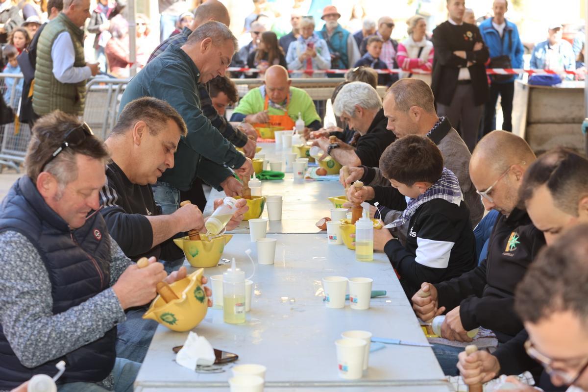 Los participantes en el concurso se esforzaron por crear la mejor salsa de alioli.