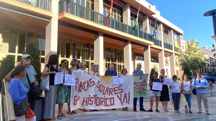 Siete asociaciones vecinales reclaman al Ayuntamiento de Córdoba que permita las placas solares en el casco histórico