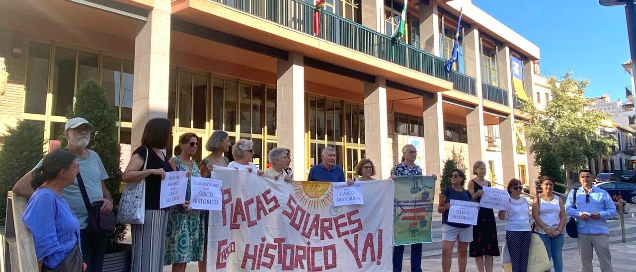 Representantes de las asociaciones vecinales que reclaman poder poner placas solares en el casco histórico, a las puertas de Capitulares.