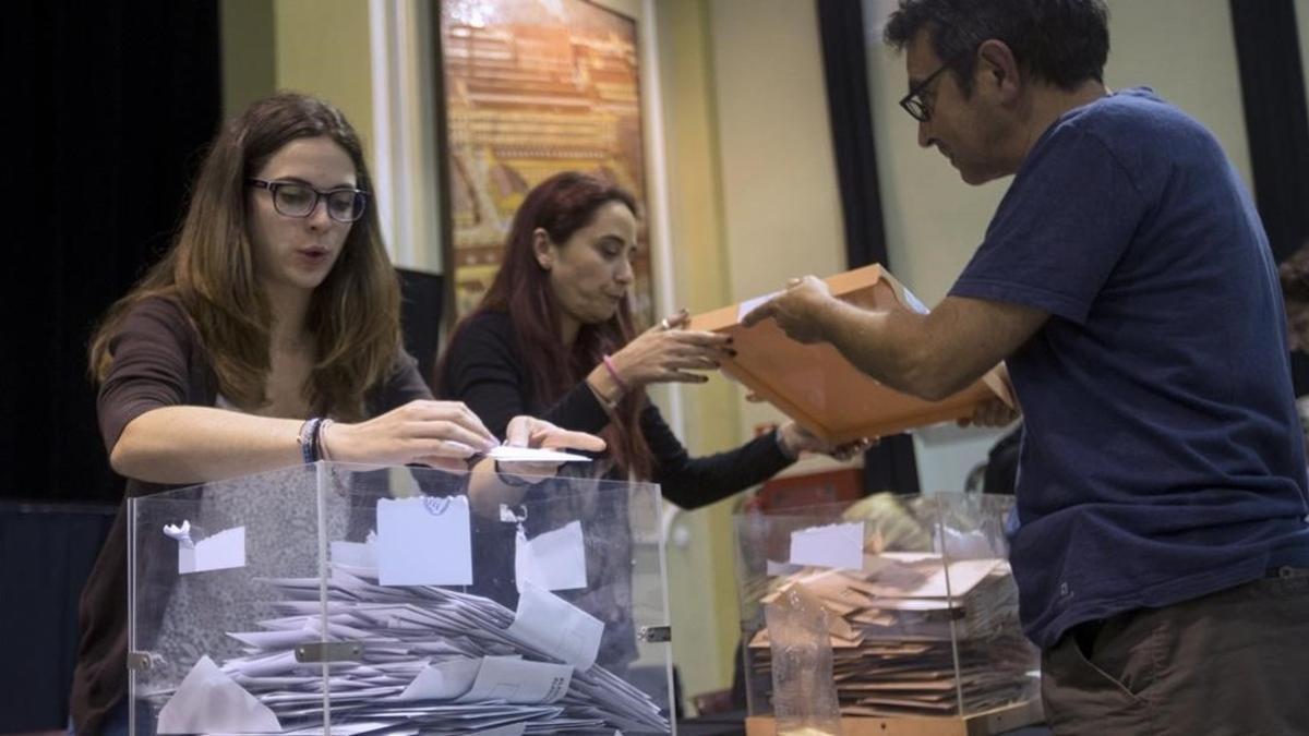 Miembros de una mesa electoral durante el recuento de votos tras el cierre de los colegios en los comicios del 26-J del 2016.