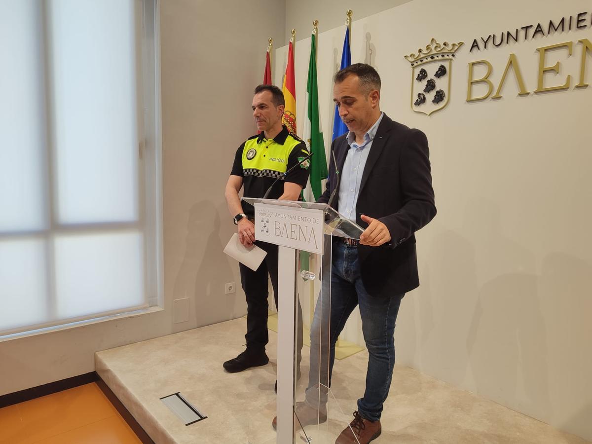 José Andrés García Malagón presenta junto al jefe de la Policía Local la nueva ordenanza de patinetes eléctricos en Baena
