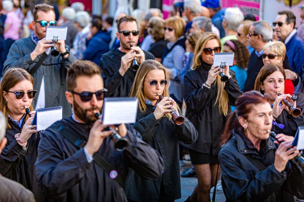 Más de 500 músicos marcan el ritmo en el inicio de las Fiestas de Benidorm