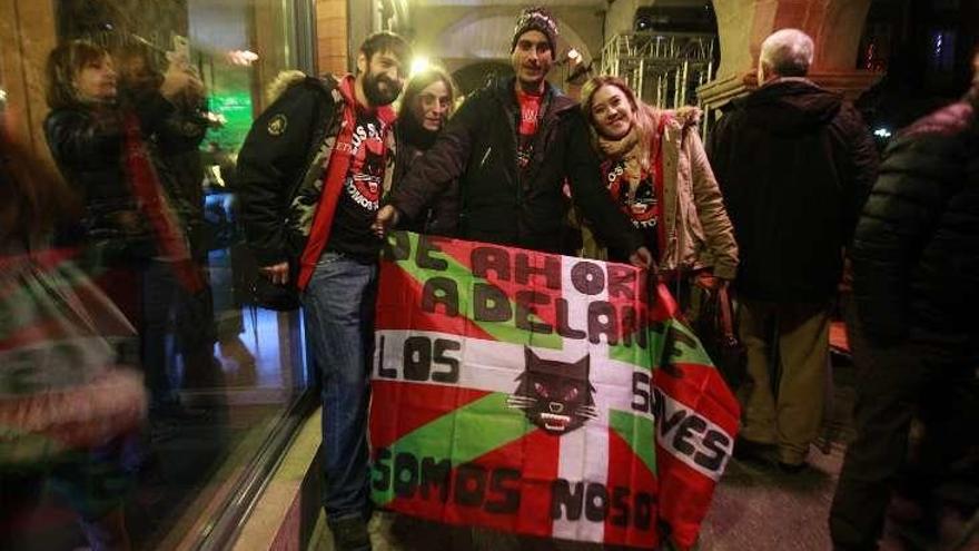Fans de Bilbao, Cuenca y Madrid, ayer en Ourense. // Jesús Regal
