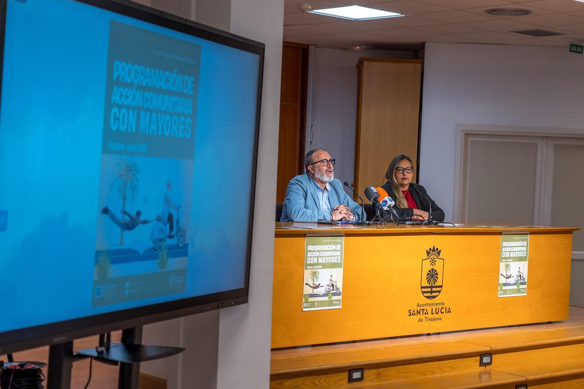 El alcalde de Santa Lucía, Francisco García, y la concejala de Autonomía Personal, Minerva Pérez, en la presentación del nuevo programa para personas mayores.