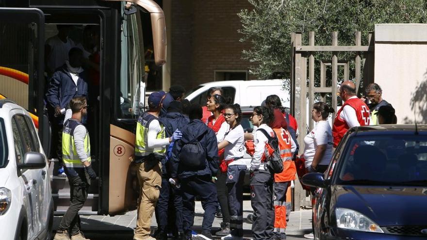 Algunos de los menores del Aquarius, a su llegada a Alicante