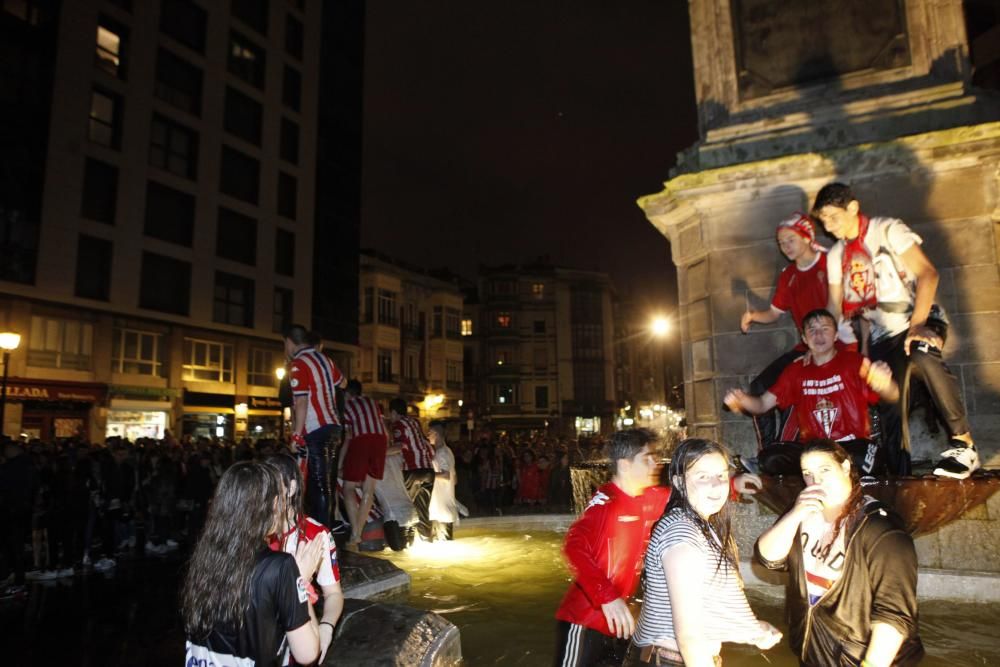 Celebración rojiblanca en la plaza del Marqués