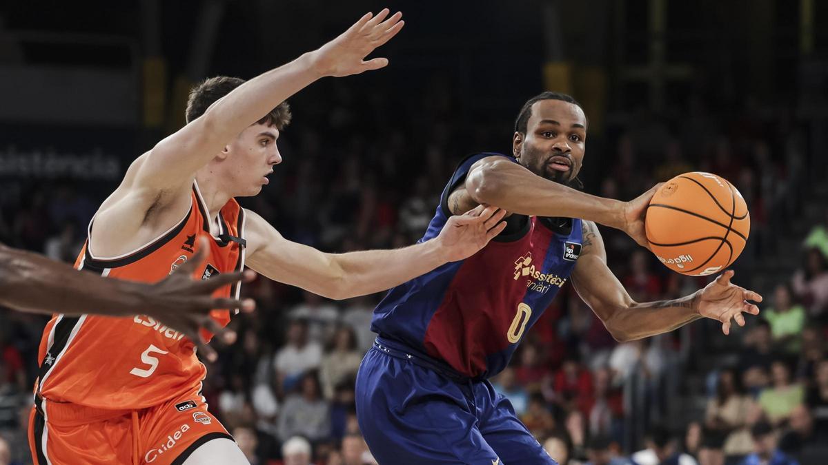 Kevin Punter y Sergio de Larrea, durante el Barça-Valencia.