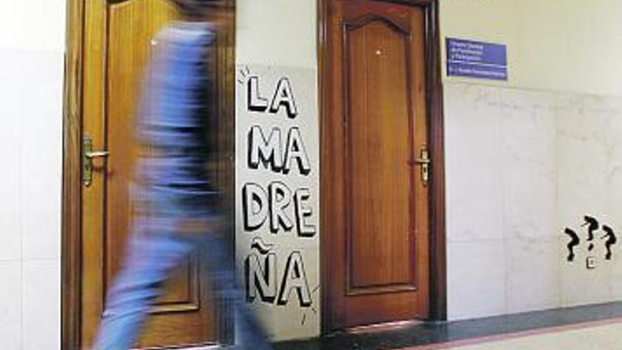 talleres y cocinas. Desde la izquierda, un pasillo en el primer piso con pintadas alusivas al edificio; un curso de yoga en la biblioteca celebrado el sábado por la mañana, y un detalle de  la cocina, con una pintada que reclama organización para limpiar los platos sucios.  | luisma murias