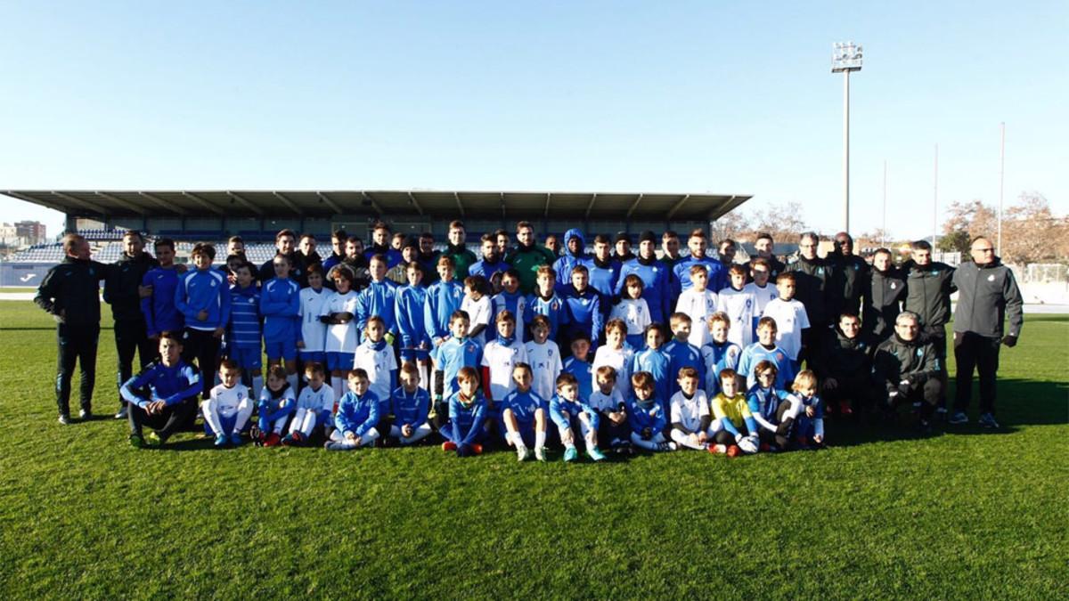 Los jugadores del primer equipo posaron con los niños del Campus de Tecnificació del Espanyol