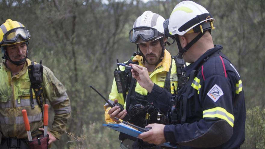 Efectivos de extinción en el incendio de Artana