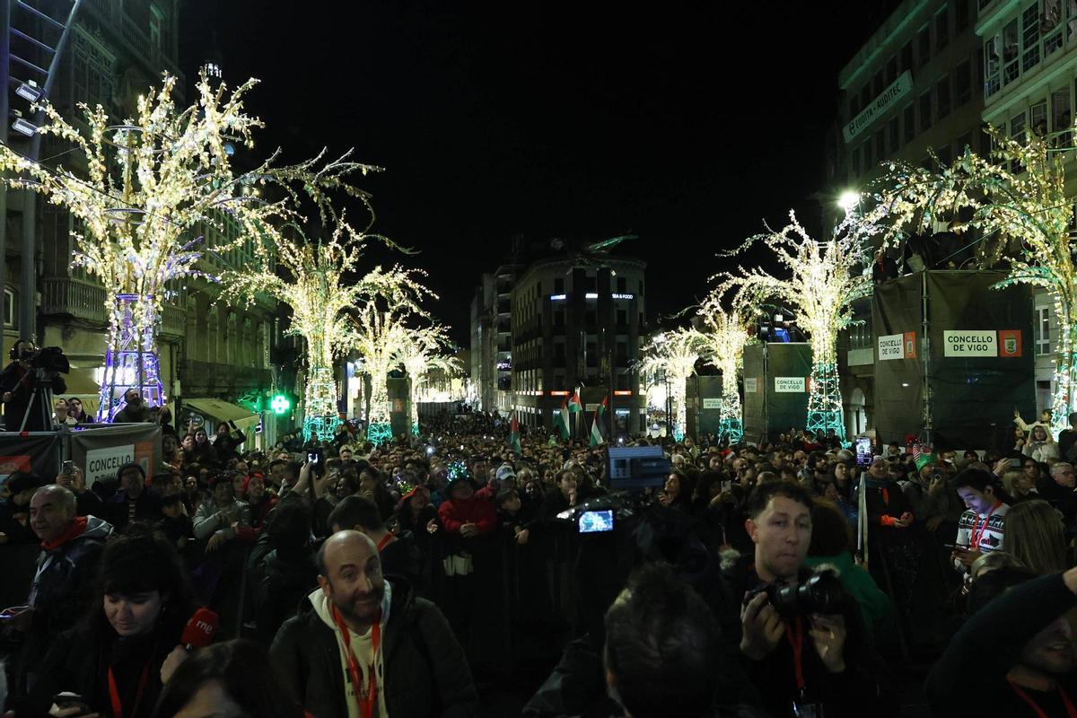 Vigo enciende la Navidad más grande de su historia ante miles de personas