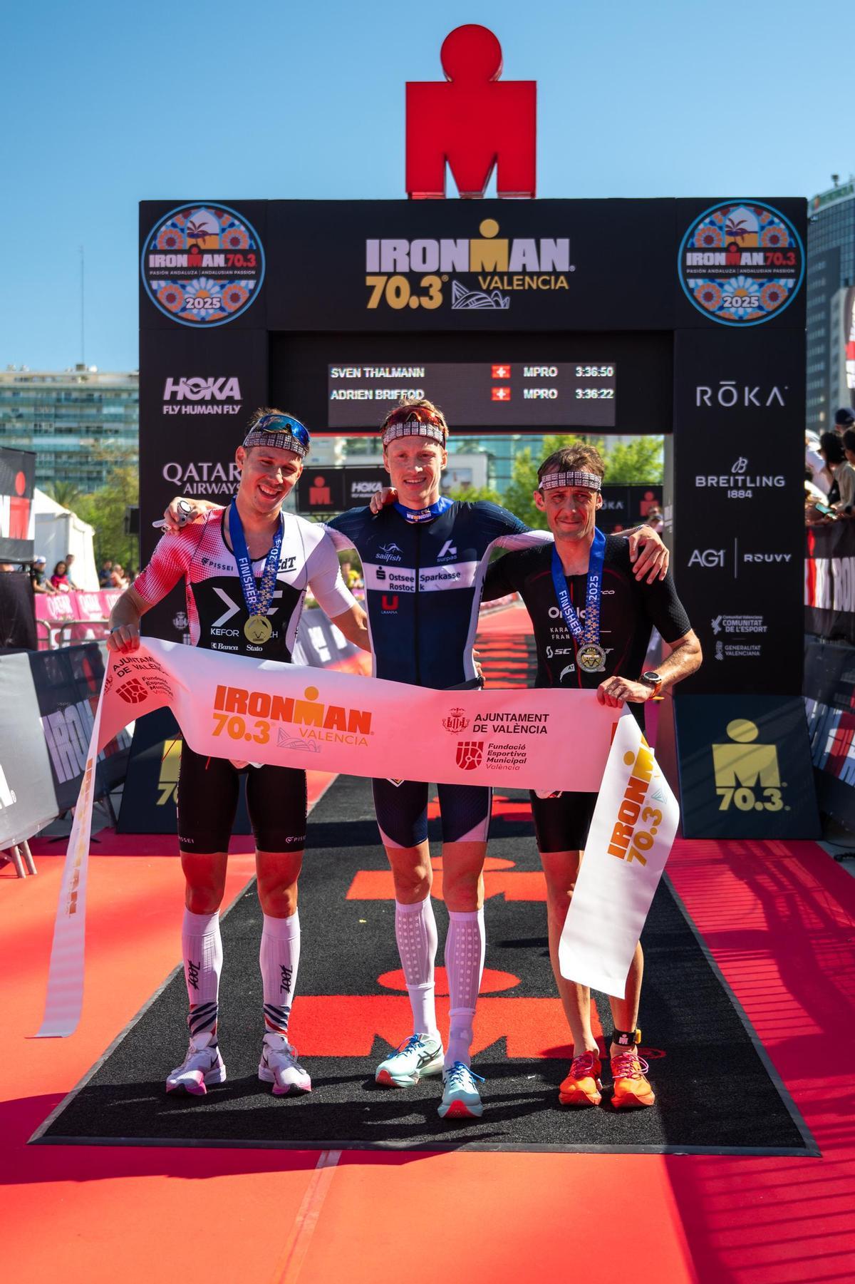 Los campeones masculinos, tras su llegada