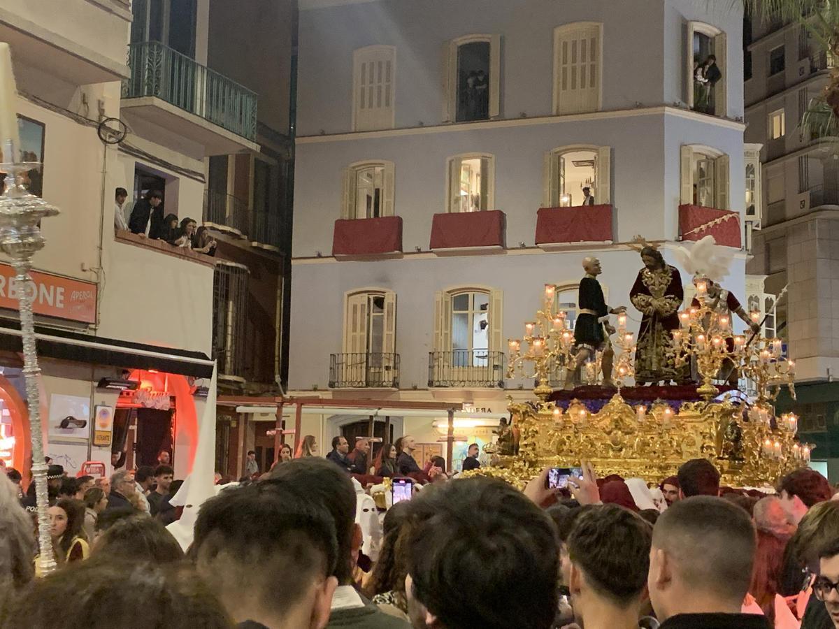 La cofradía de la Paloma avanza por la plaza del Carbón