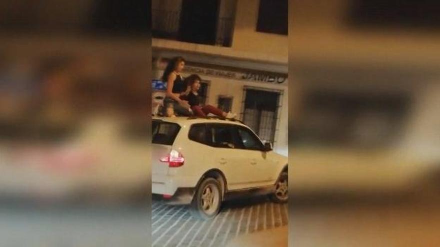 Pillan a dos jóvenes bailando sobre un coche en marcha en Xàbia