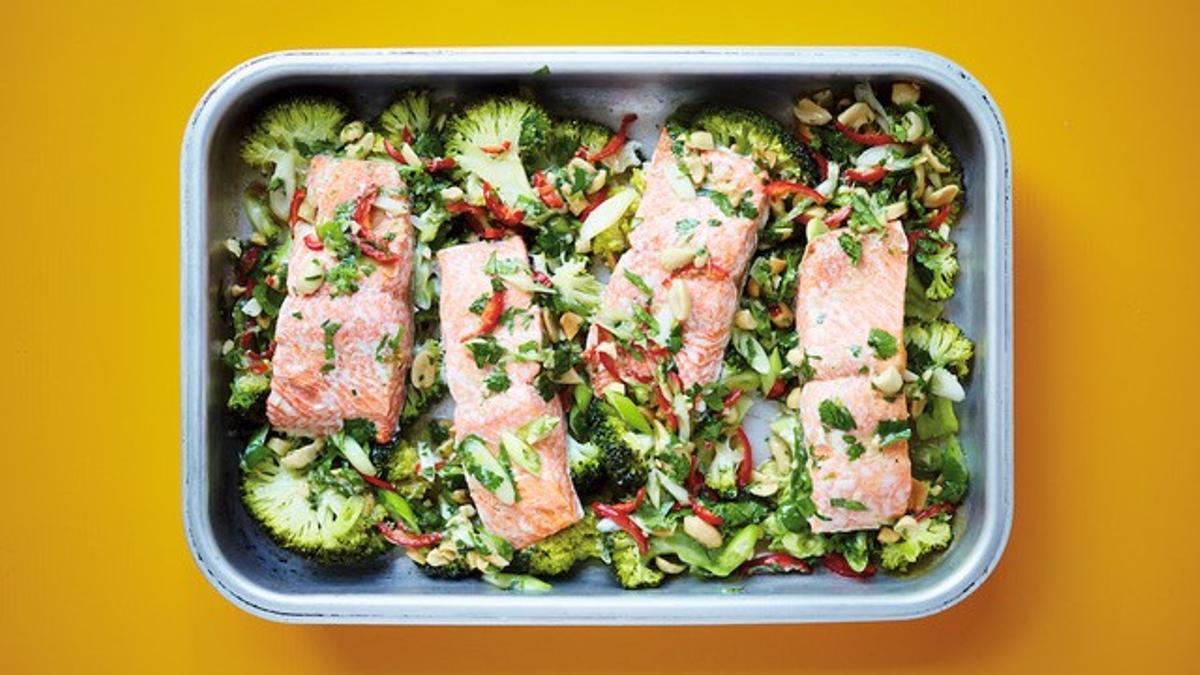 Receta de salmón y brócoli con lima, jengibre, ajo y guindilla del libro 'Cocinar al horno'.
