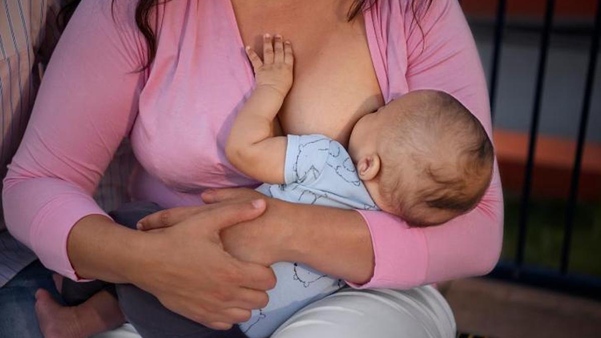 Un estudi vincula donar el pit amb l’ideal de “bona mare” als comentaris de xarxes socials