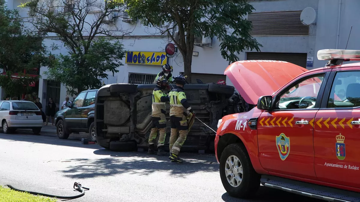 Un coche vuelca tras chocar con otros dos aparcados en una avenida de Badajoz