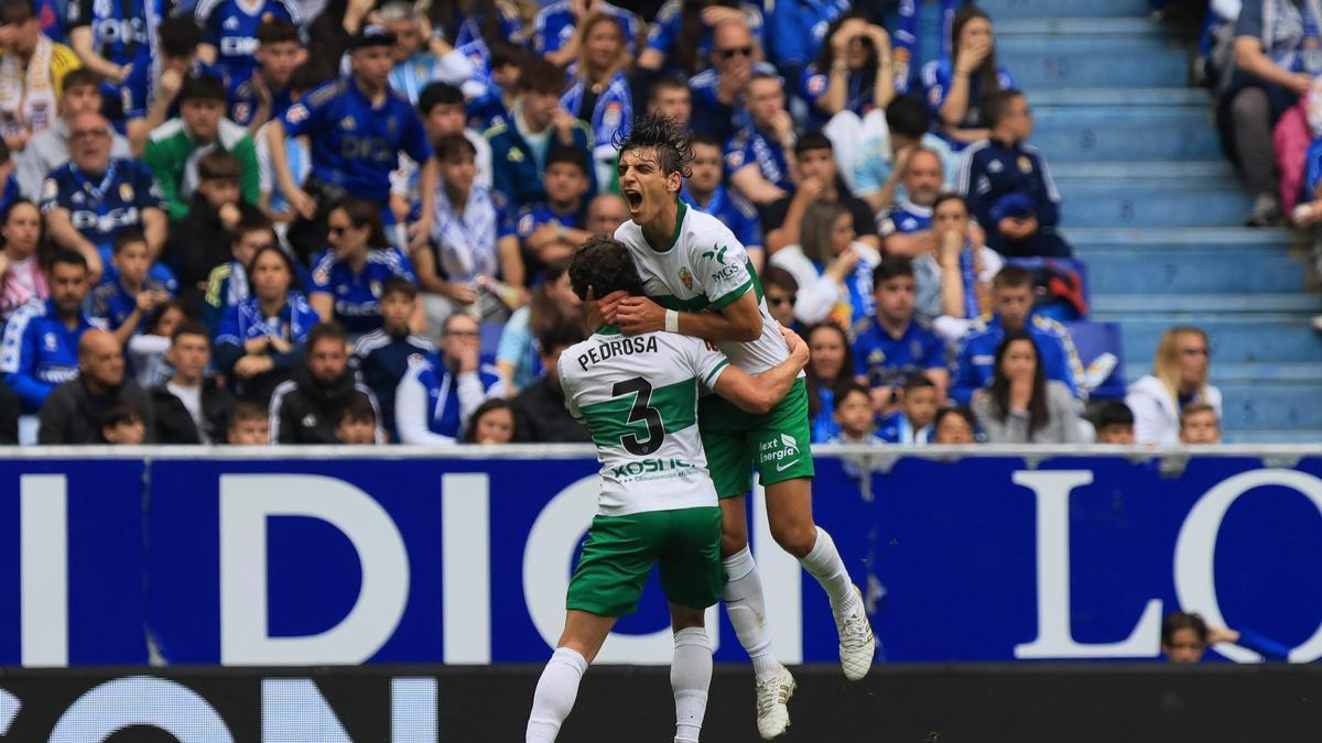 Gonzalo Villar celebra, junto a Adrià Pedrosa, su gol frente al Real Oviedo.