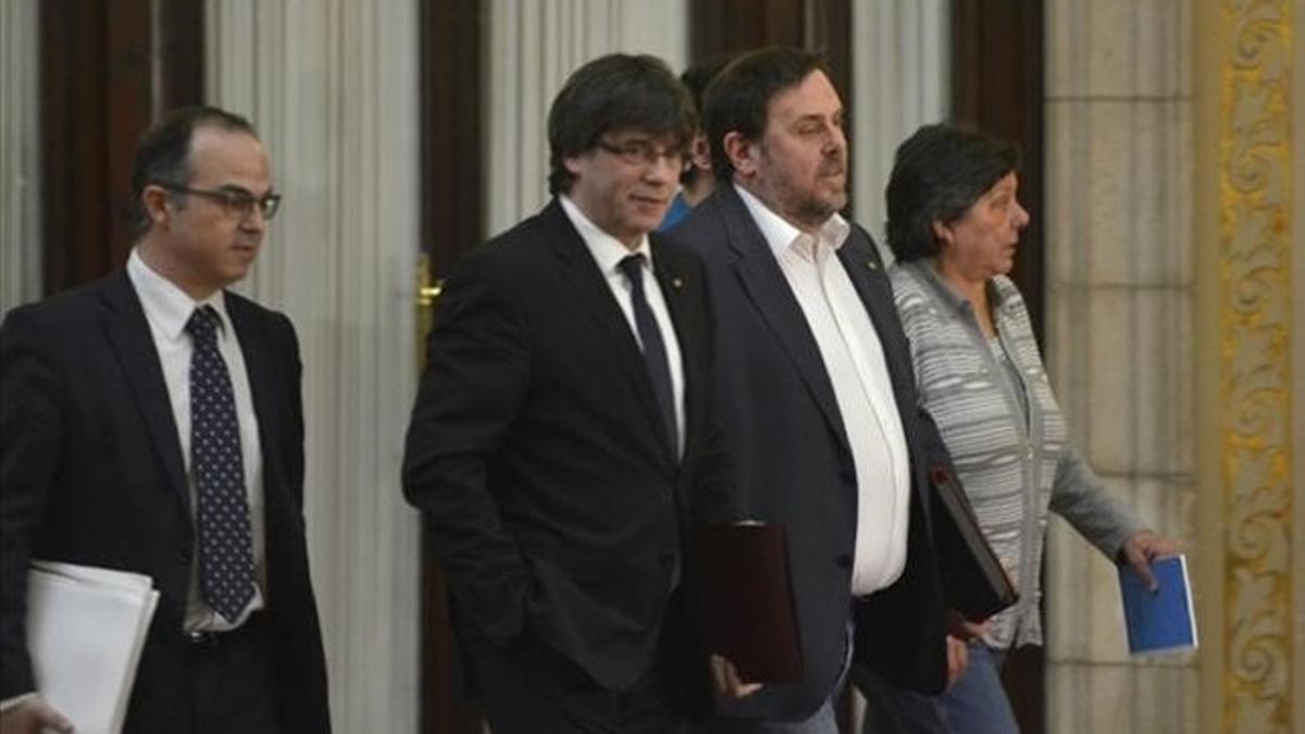 Carles Puigdemont, Oriol Junqueras, Gabriela Serra (CUP) en el Parlament