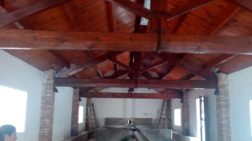 El lavadero tradicional de Zarzadilla ha sido restaurado por los alumnos de cuatro programas municipales.