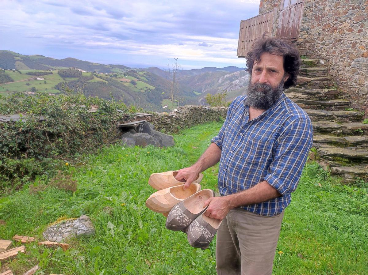 David Martín en Buseco con dos pares de madreñas.