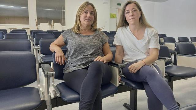 Patricia Sousa y Montse Martínez, en el salón de actos del Hospital Provincial de Pontevedra.
