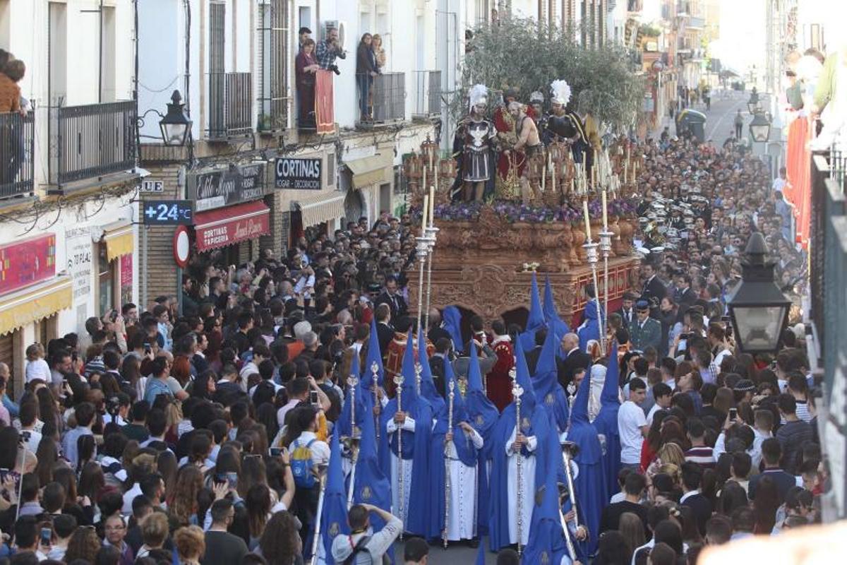 La noche culmina un Martes Santo primaveral e histórico