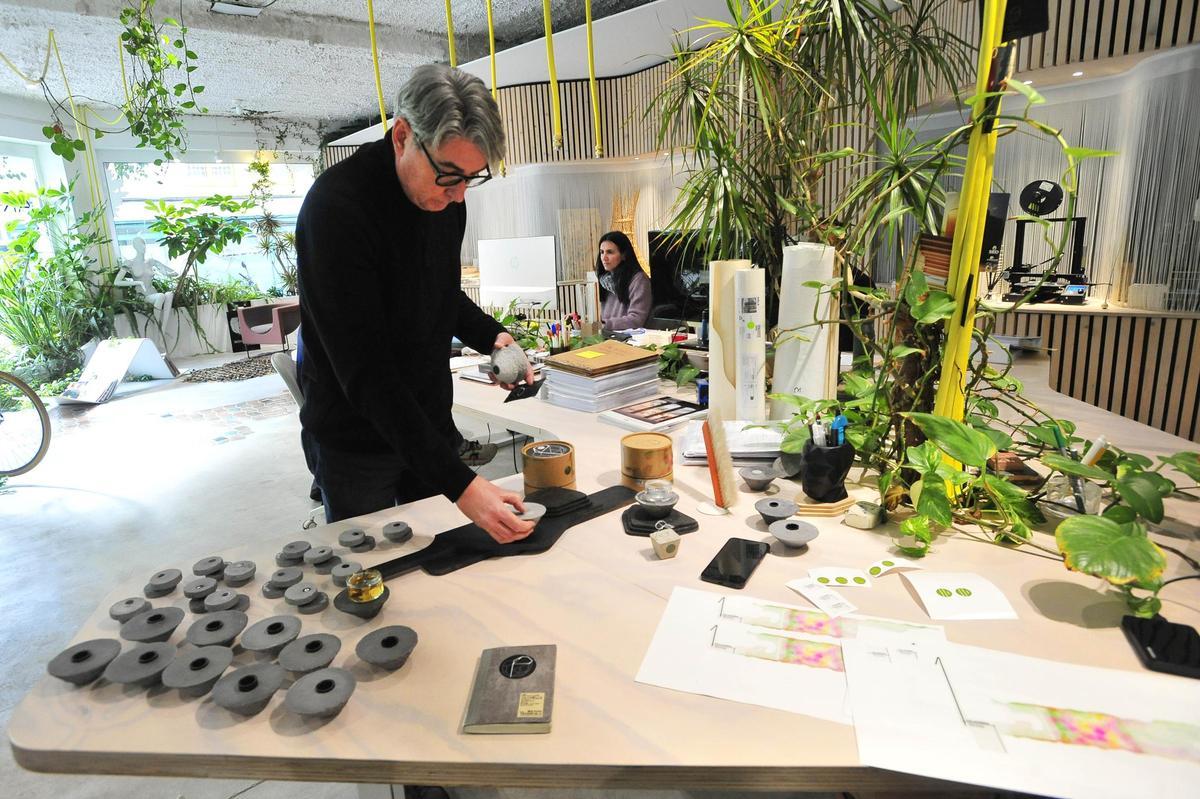 El arquitecto ilicitano Antonio Maciá, con los envases creados para el perfume