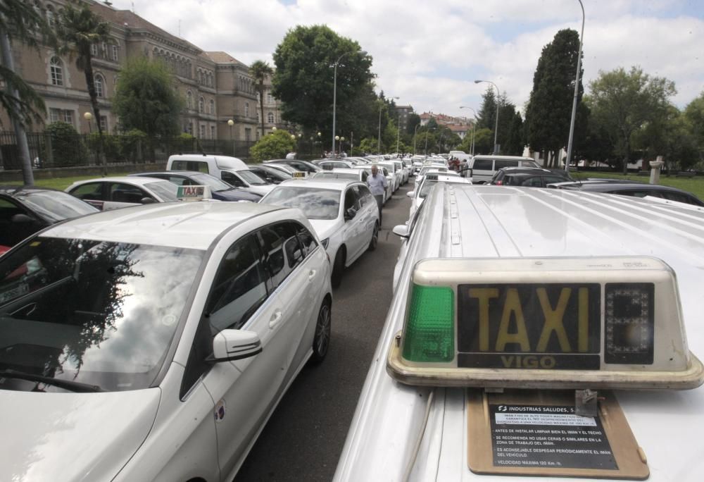 Los taxistas 'toman' la Xunta contra Uber y Cabify