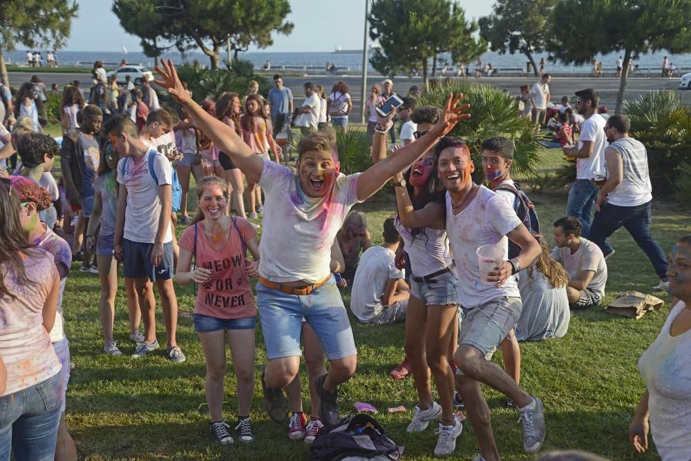 Mehrere hundert Personen haben am Samstag (11.6.) auf Mallorca die Insel-Version des Hindu-Frühlingsfests gefeiert. Es regnete Farbpulver, dazu gab es Musik und Bollywood-Tanz.