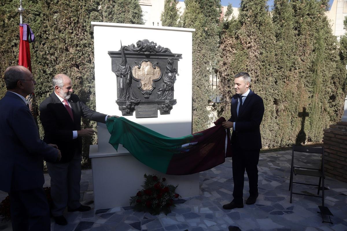 Descubrimiento del bajorrelieve de Juan Vega en homenaje a las cofradías, en San Miguel, encargo de Parcemasa.