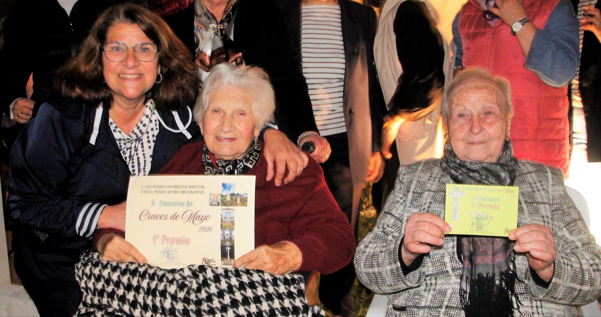 Entrega del primer premio a Dolores y Pepa, las más longevas de la calle Libertad