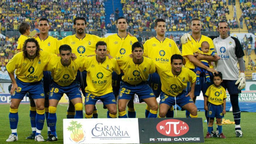 El once inicial de la UD que tumbó al Linares, el 24 de junio de 2006, con David García y Aythami, en la vuelta del playoff.