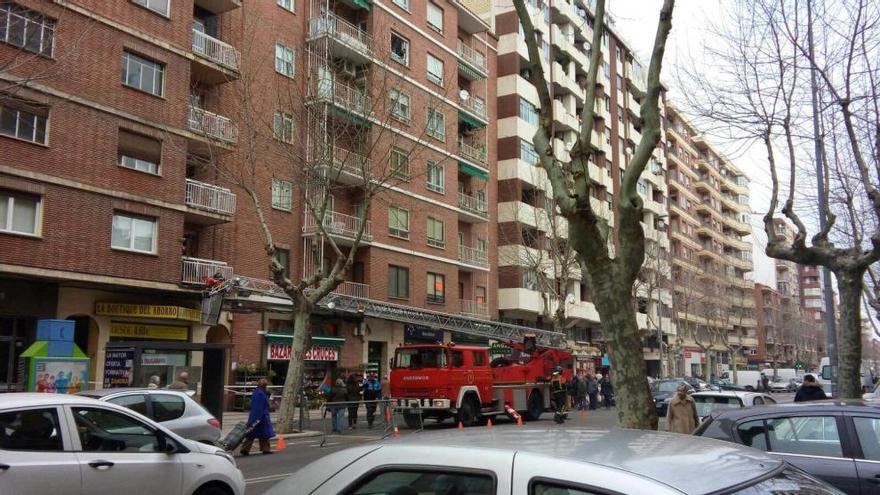 Los bomberos actúan en Tres Cruces.