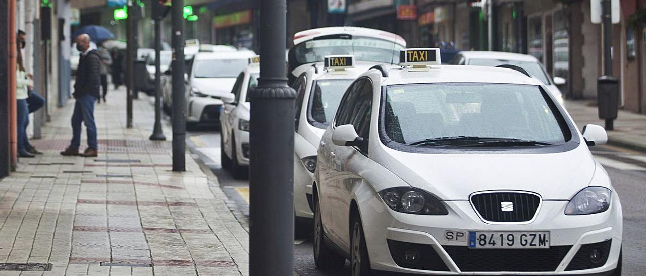 Varios taxis en la parada de la calle Fernández Balsera. | Mara Villamuza