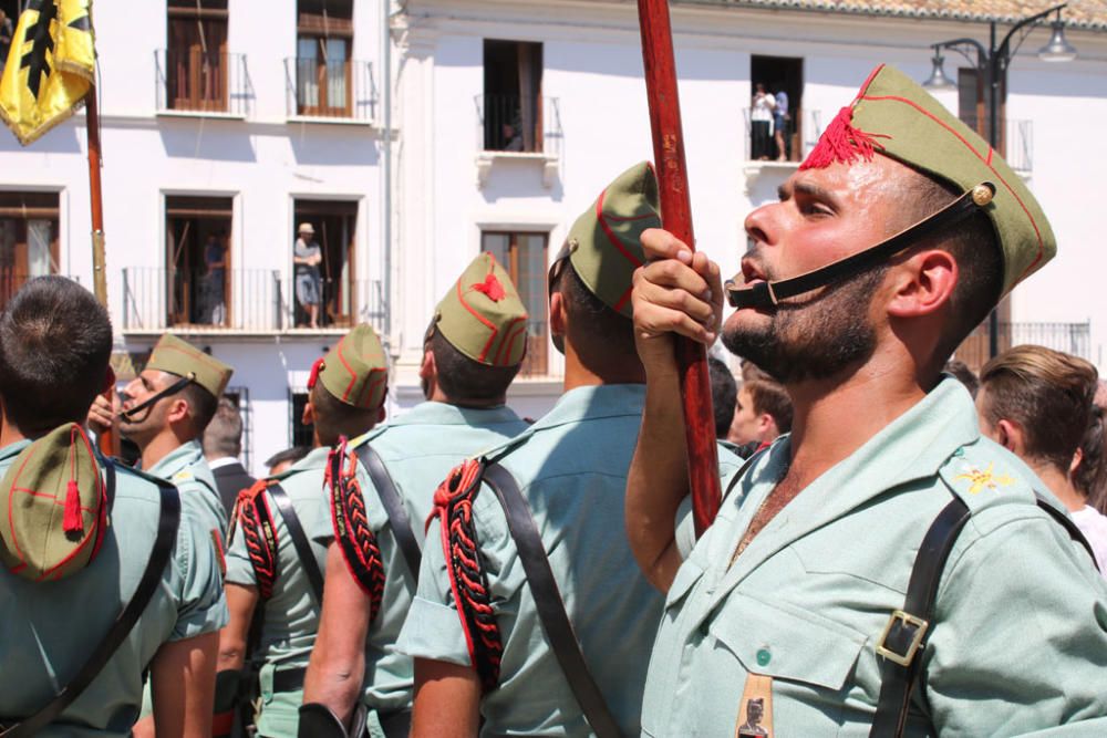 Entre una multitud de devotos se ha iniciado el Miércoles Santo de Antequera, en el que el Tercio Gran Capitán 1º de la Legión de Melilla ha realizado el ya traslado del Señor del Mayor Dolor