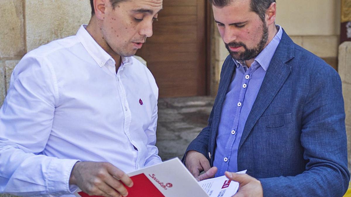 Luciano Huerga y Luis Tudanca a las puertas el Ayuntamiento de Benavente en una visita del segundo. | J. A. G.