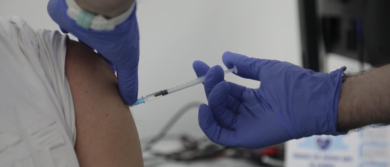 El Govern espera llegar a 4.600 dosis diarias tras reanudar la vacunación con AstraZeneca