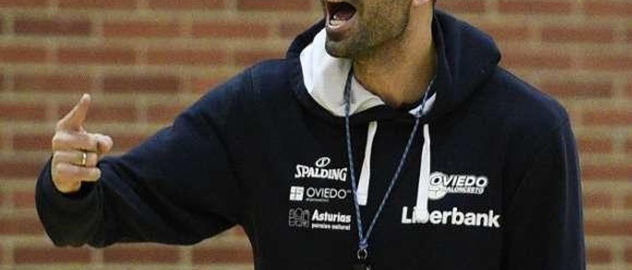 Javi Rodríguez da instrucciones durante un entrenamiento.