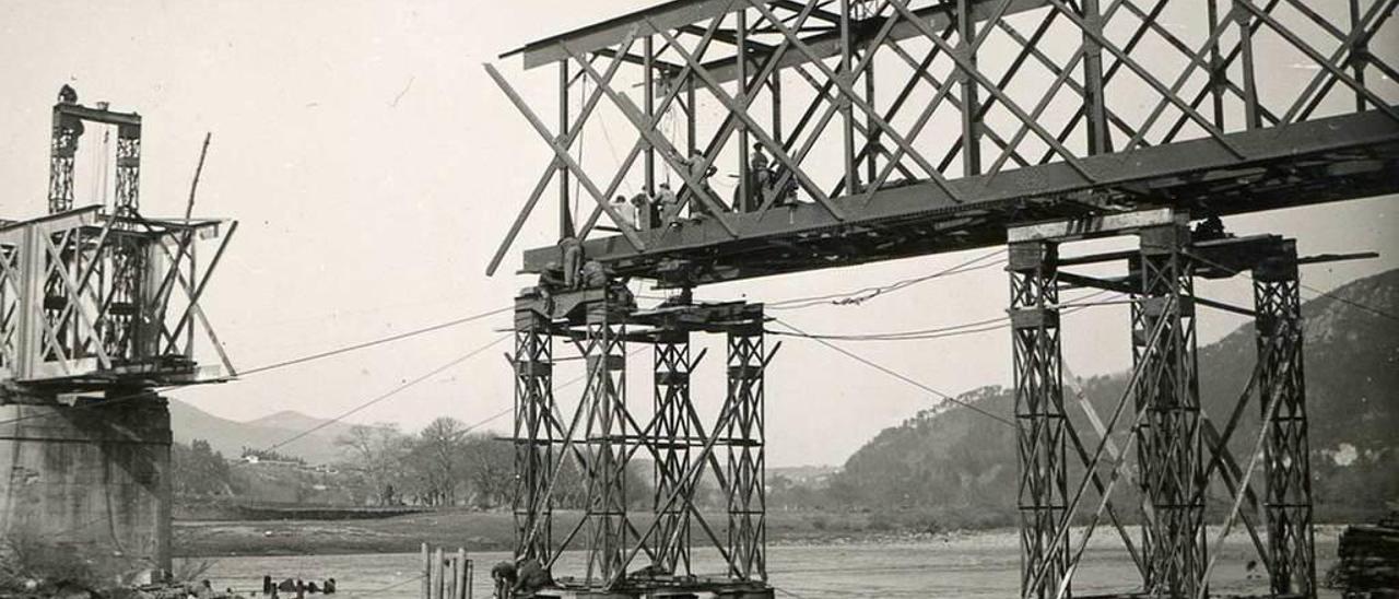 Trabajos de reconstrucción del puente de San Román de Candamo, volado por los republicanos durante la Guerra Civil.