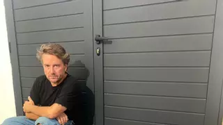 Un artista de Alzira denuncia la barbarie bélica a través de textil reciclado