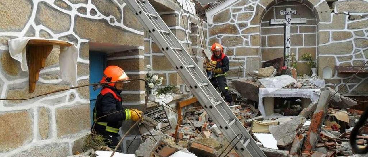 Protección Civil y Bomberos accedieron al interior de la capilla tras su derrumbe. // G.Núñez