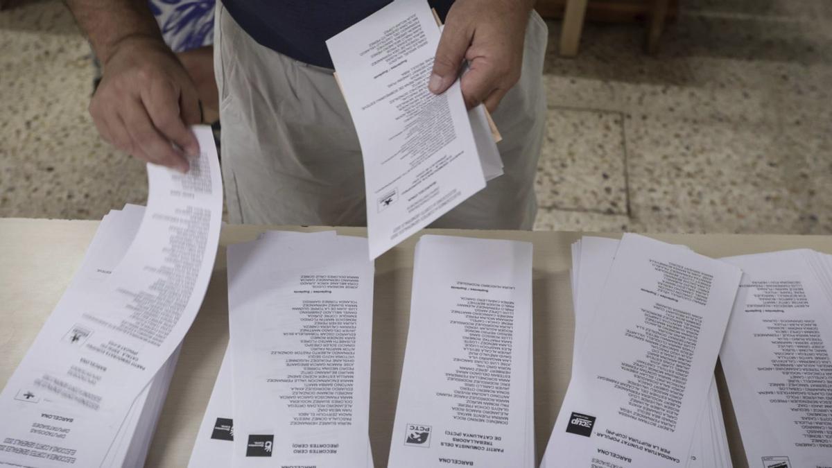 Paperetes en un col·legi electoral a Barcelona durant les últimes eleccions generals. | FERRAN NADEU