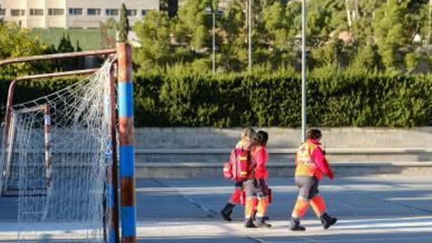 El equipo de Cruz Roja el jueves en el colegio Santo Negro.