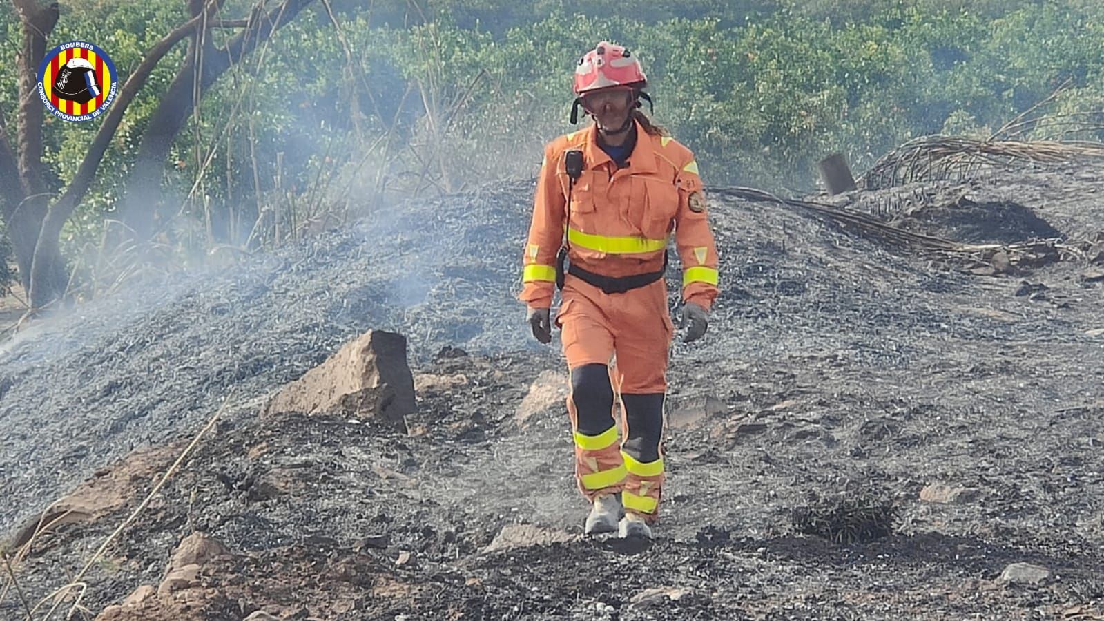 Un bombero supervisa la zona afectada por el incendio de Alzira.