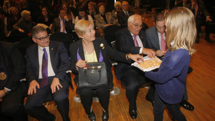 Durante el acto se reparte el tradicional dulce que le da nombre al cabildo.