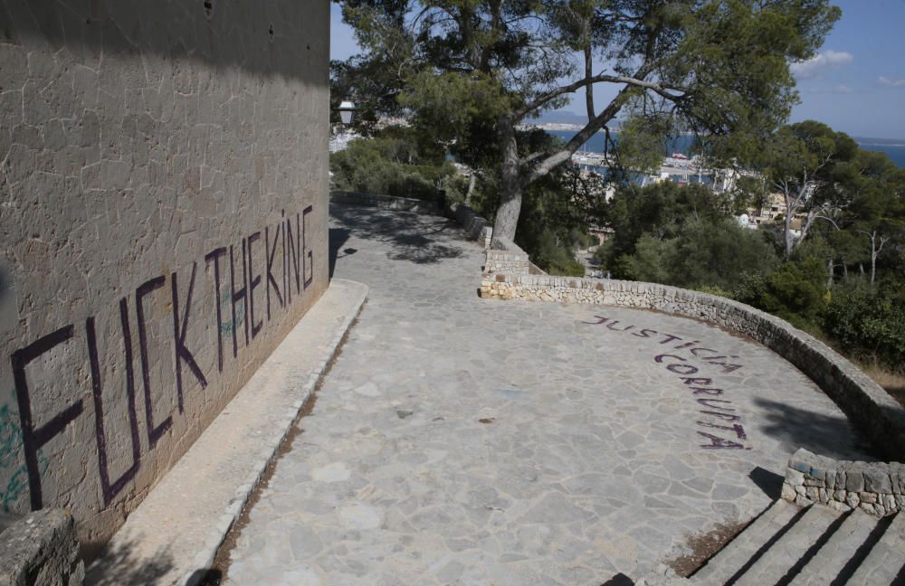 Graffitis verunstalten Kapelle im Bellver-Park