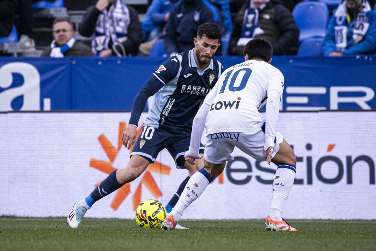 Jacobo González encara a Juan Cruz en el Leganés-Córdoba CF.